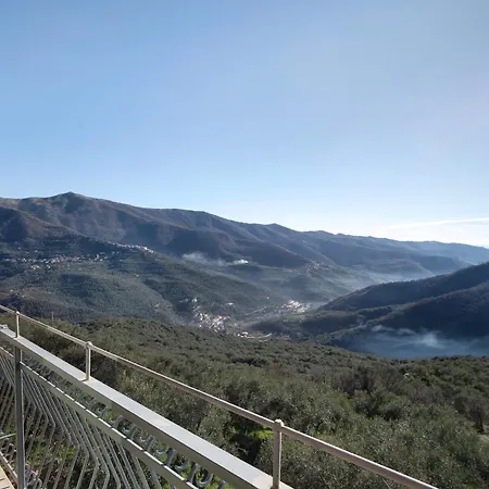 Il Nido Tra Gli Ulivi Κατάλυμα σε φάρμα Lucinasco